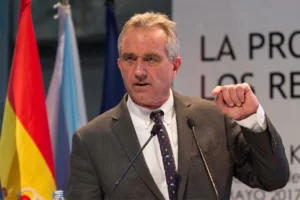 Read more about the article La Audaz Propuesta de Robert F. Kennedy Jr.: Respaldar el Dólar Estadounidense con Bitcoin y Metales Preciosos
